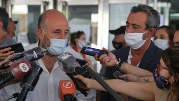 Caruana confirmó la llegada de más dosisi "semanalmente".