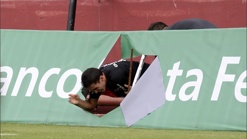 Angelo Gabrieli se llevó un par de golpazos, en uno terminó detrás de los carteles. (Héctor Río/PoolArgra)
