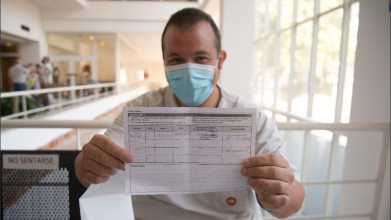 El primer vacunado en el Cemar de Rosario