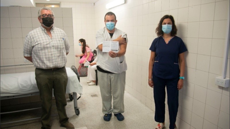 El primer vacunado en el Cemar de Rosario