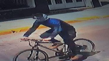 El hombre tenía lentes y usaba un cuello que le cubría casi toda la cara.