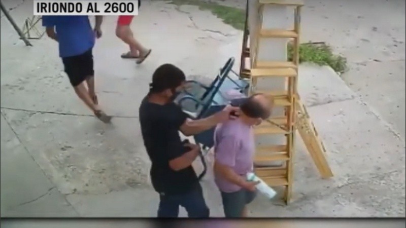 El momento del golpe del delincuente al cliente con el revólver. 