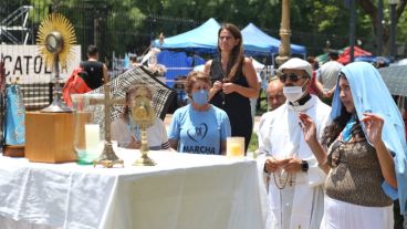 Misas y rezos de los celestes en la previa de la votación por el aborto.