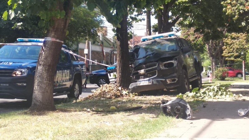 Tras el choque, el conductor de la camioneta perdió el control y golpeó contra un árbol.