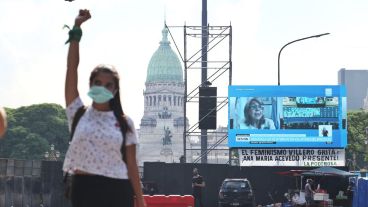 Mucha euforia afuera del Congreso, donde los senadores exponían.