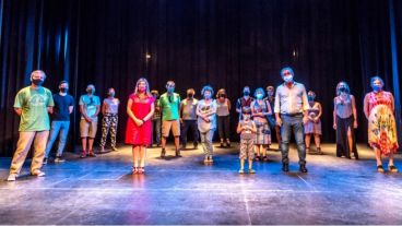 Representantes de Atir y autoridades municipales firmaron el convenio el último lunes.