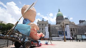El feto gigante de los celestes apuntando al Congreso.