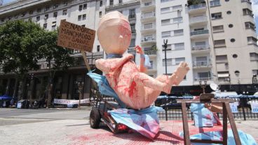 El feto gigante de los celestes apuntando al Congreso.