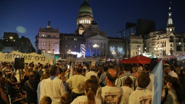 Mucha euforia afuera del Congreso, donde los senadores exponían.