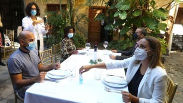 Respetar las distancias entre comensales, fundamental.
