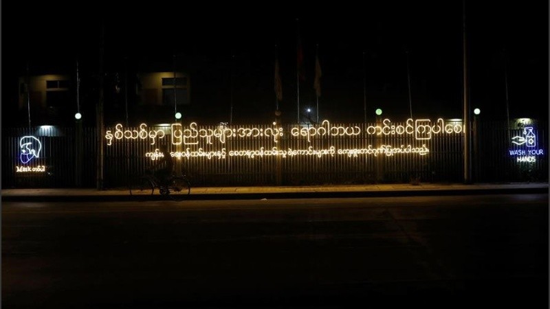 Calles tranquilas y con luces en la previa al año nuevo Birmania o Myanmar,.
