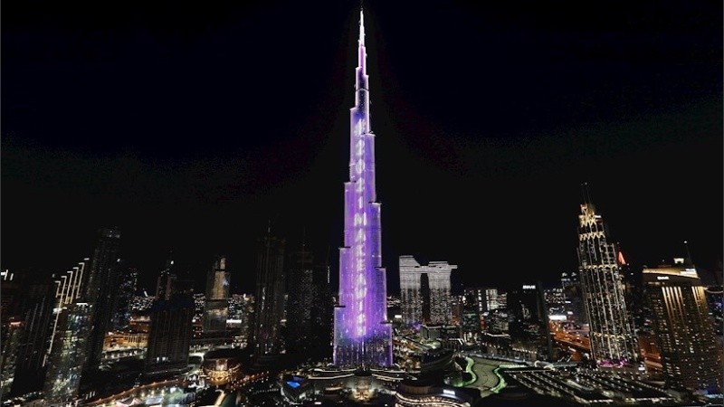 Burj Khalifa, el edificio más alto del mundo, iluminado en Dubai, Emiratos Árabes.
