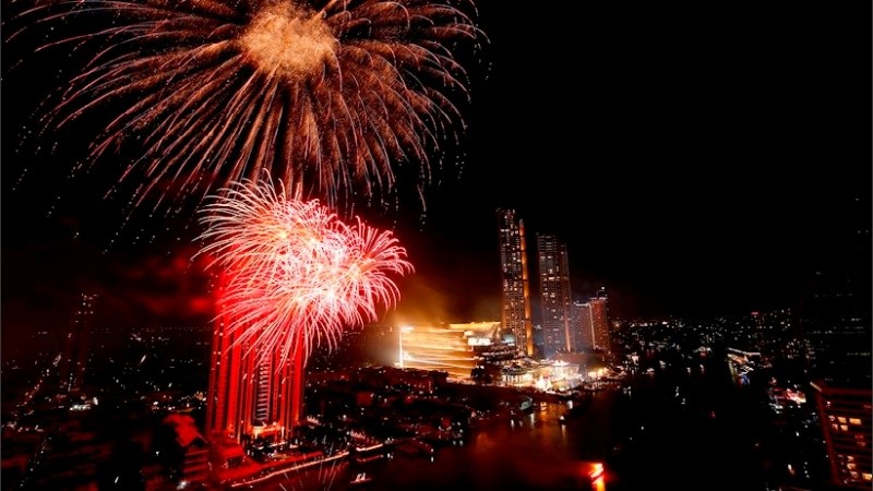 Festejo a puros fuegos artificales en Bangkok, Tailandia.