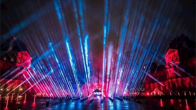 Espectáculo de luces sobre la pirámide del Louvre en el concierto de David Guetta en París.