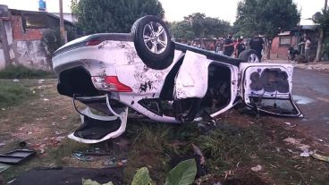 Un auto quedó dado vueltas en Villa Gobernador Gálvez en un confuso episodio.