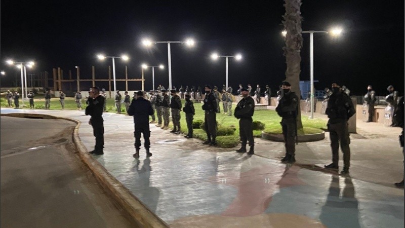 Las fuerzas de seguridad se congregaron en las playas de la localidad bonaerense. 