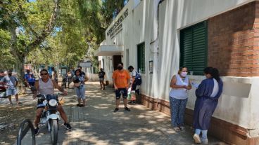 La cola en la puerta del Carrasco.