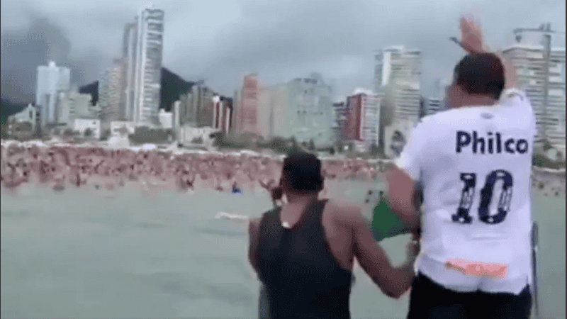 En su primera aparición pública, Bolsonaro generó una importante aglomeración en una de las playas de San Pablo.