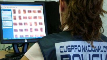 Con la colaboración de Estados Unidos, se logró dar con el origen de las imágenes. Habían sido grabado en Reino Unido y el violador era un cuidador de niños.