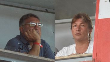 Dos históricos en el estadio Marcelo Bielsa. (Pool Argra)