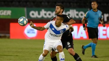 Centurión se anticipa a Pérez, que salió amonestado justo antes del gol velezano. (F. Trovato Fuoco/Pool Argra).