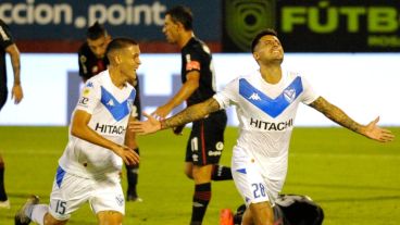 Brizuela la encontró en el área tras un córner y gritó. (Marcelo Manera/Pool Argra)