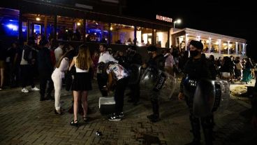 Durante la madrugada del 1º de enero, la policía tuvo que desalojar un balneario de Pinamar por no respetar los protocolos.