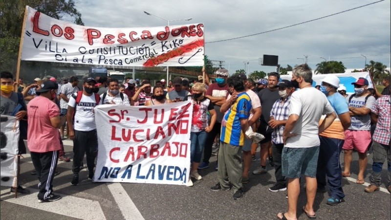 Protesta de pescadores que impide pasar a Victoria