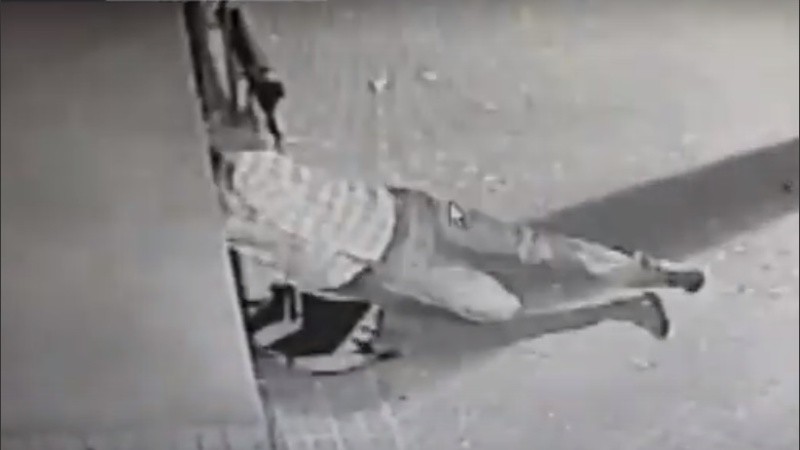 El robo quedó registrado por las cámaras de videovigilancia.