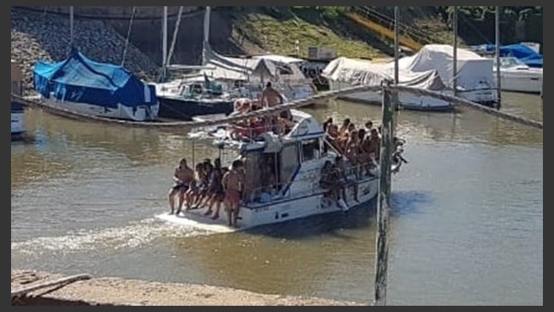 La imagen lo dice todo: el yate no resistió y empezó a hundirse. 