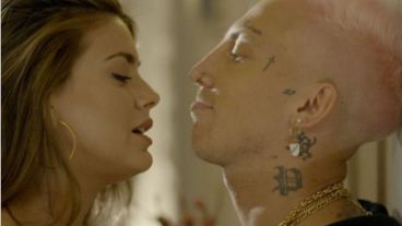 Los artistas en una de las escenas del nuevo material.