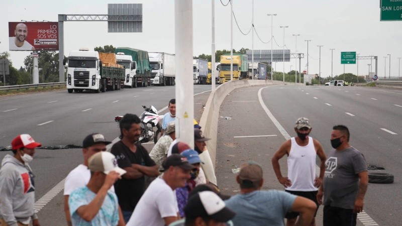 Pescadores buscan descomprimir la tensión en el puente.