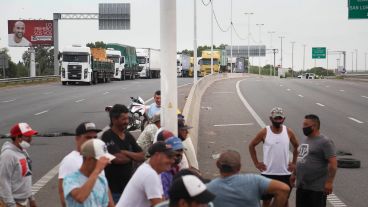 Pescadores recurren al piquete para que los dejen trabajar.