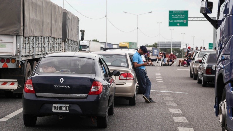 Pescadores recurren al piquete para que los dejen trabajar. 