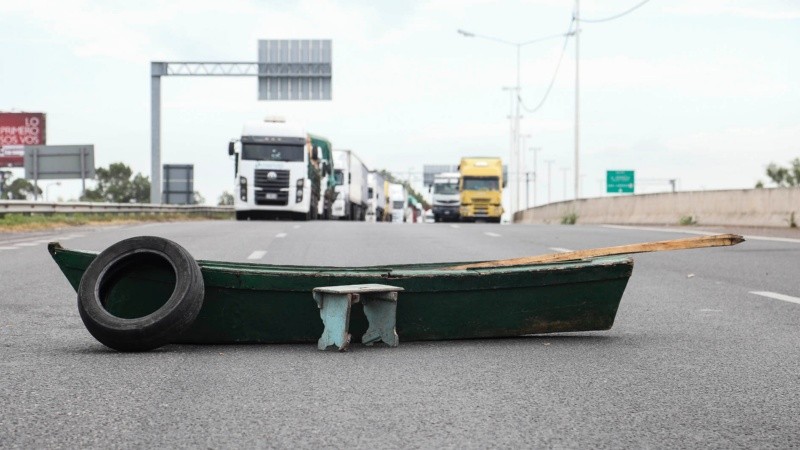 Pescadores recurren al piquete para que los dejen trabajar. 