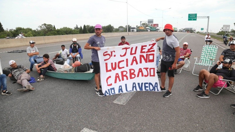 Los trabajadores de río siguen la protesta que iniciaron el lunes pasado. 