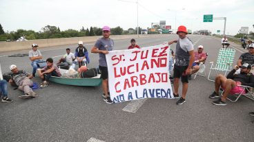 Los trabajadores de río siguen la protesta que iniciaron el lunes pasado.