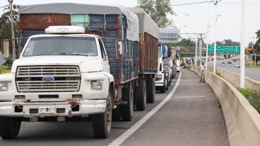 Pescadores recurren al piquete para que los dejen trabajar.