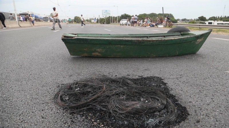 Pescadores recurren al piquete para que los dejen trabajar. 