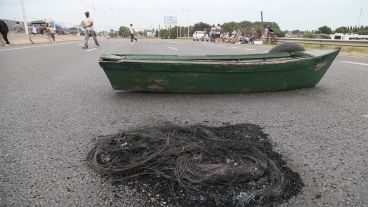 Pescadores recurren al piquete para que los dejen trabajar.