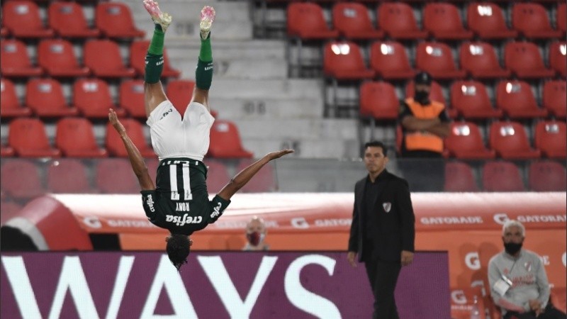El festejo de Roney en el primer gol de Palmeiras; lo sufre Gallardo. 