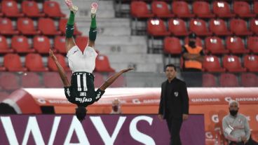 El festejo de Roney en el primer gol de Palmeiras; lo sufre Gallardo.