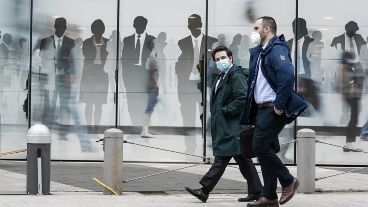 Muchos países decidieron endurecer las restricciones para frenar al virus.