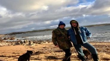 Además de tener conexión 4G aseguran: "Tenemos paneles solares que conectamos a la batería de nuestro auto para cargar a lo largo del día antes de cargar nuestros teléfonos celulares".