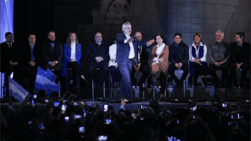 Alberto, Cristina y los gobernadores, en el acto de cierre de campaña en Rosario.