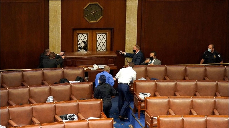 Se produjo un enfrentamiento armado en la puerta principal de la Cámara de Representantes. 