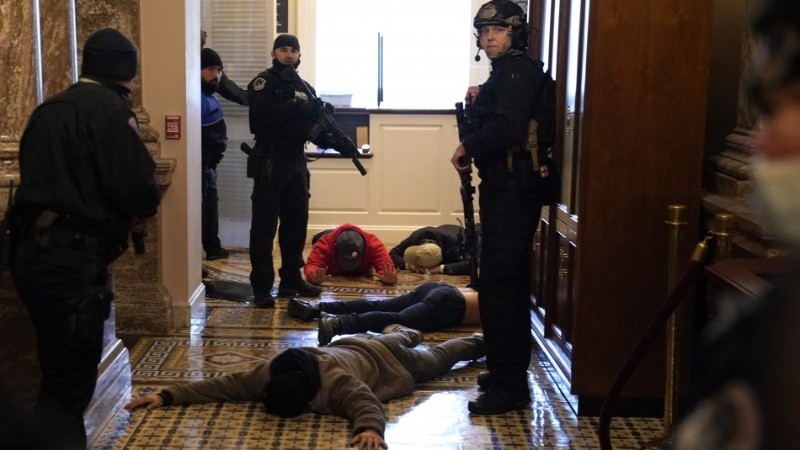 Las fuerzas de seguridad reprimieron a los manifestantes que irrumpieron en el Capitolio.