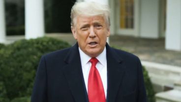 "Fue una elección fraudulenta, pero no podemos hacerle el juego a esta gente", dijo Trump.