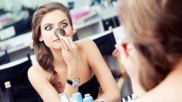 Maquillaje y peinados para disimular imperfecciones