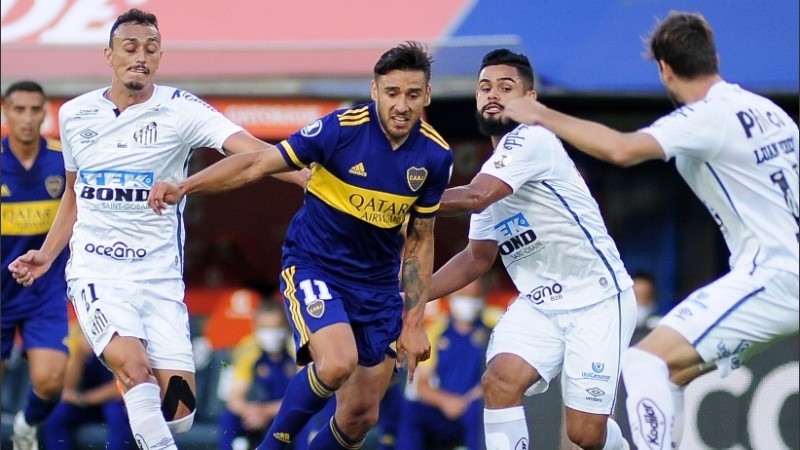 Salvio no puede. Boca apostó a la contra pero no consiguió marcar.